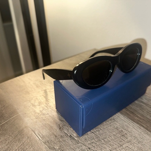 AUTHENTIC LOUIS VUITTON cat-eye SUNGLASSES - Picture 2 of 7